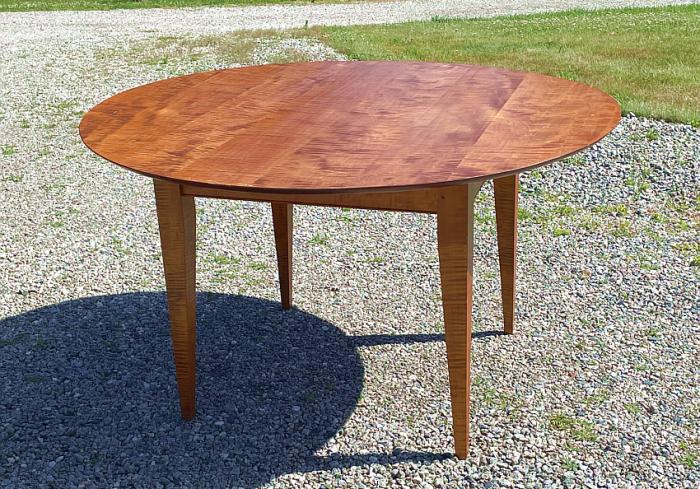 Round dining table in solid tiger maple