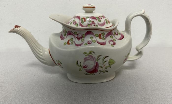 Lowestoft creamware teapot c1820