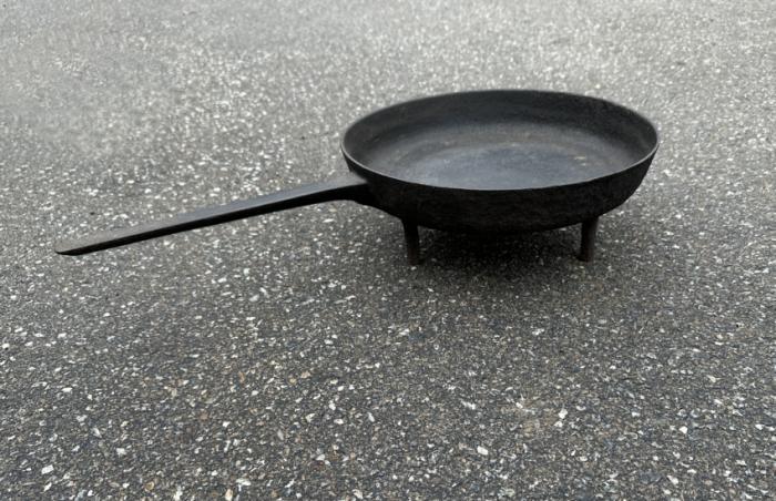Early American cast iron hearth spider skillet
