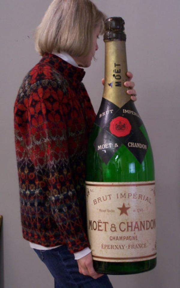 5 литров шампанское купить. Большие бутылки шампанского. Огромная бутылка шампанского. Самые большие бутылки шампанского. Шампанское в больших бутылках.